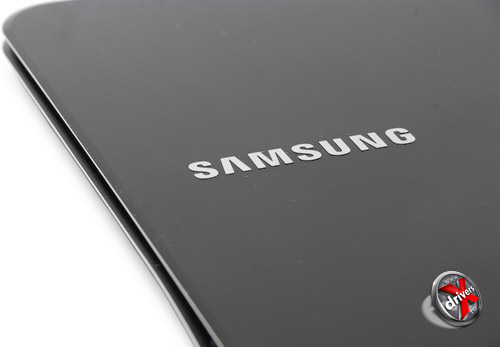 Логотип Samsung на внешней крышке Samsung 900X3A