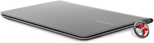 Закрытый Samsung 900X3A. Вид спереди