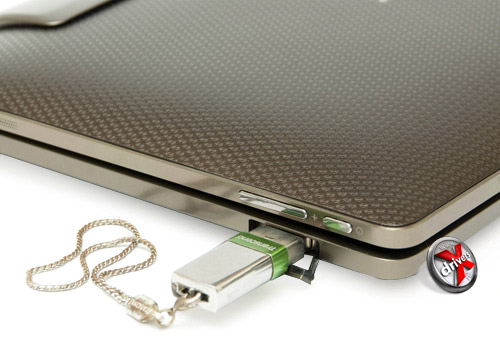 USB-флэш накопитель в USB-разъеме на ASUS Eee Pad Transformer TF101