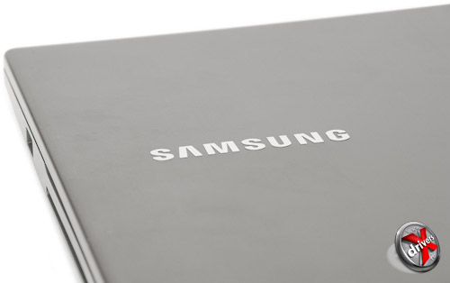 Логотип производителя на внешней крышке Samsung 700Z5A