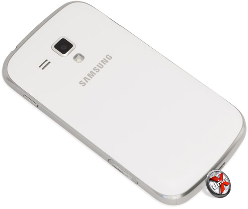Samsung Galaxy S Duos. Вид сзади