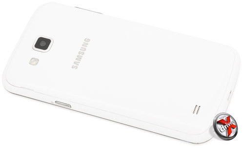 Samsung Galaxy Premier. Вид сзади