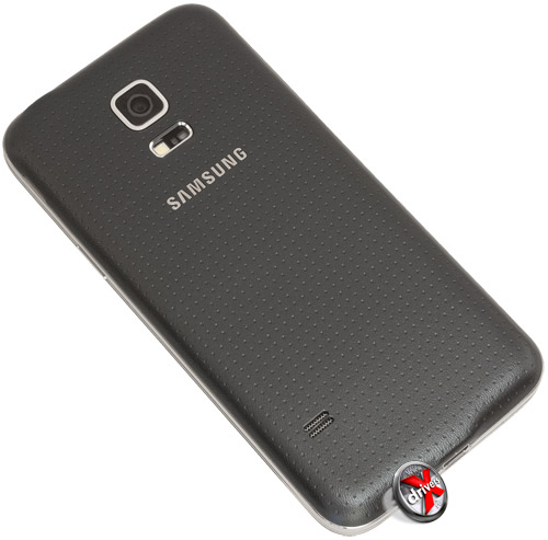 Черный Samsung Galaxy S5 Mini. Вид сзади