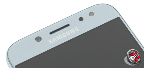  Над дисплеем находится камера со вспышкой Samsung Galaxy J5 (2017)