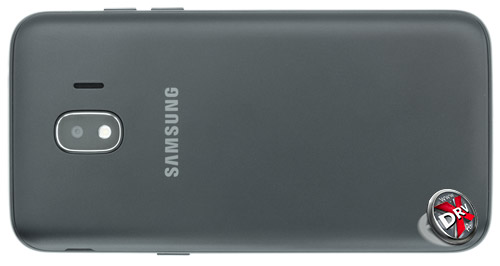  На тыльной стороне Samsung Galaxy J2 (2018) лишь немного выделяется логотип