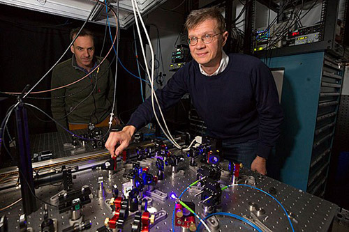  Маркус Грейнер и Михаил Лукин с 51-кубитным квантовым симулятором