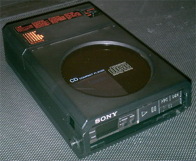 Sony Discman D-50 с опциональной зарядной станцией