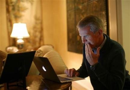 президент HP Рей Лэйн запечатлен за компьютером MacBook Air