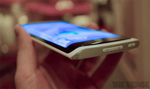 Samsung показала смартфон с искривленным экраном